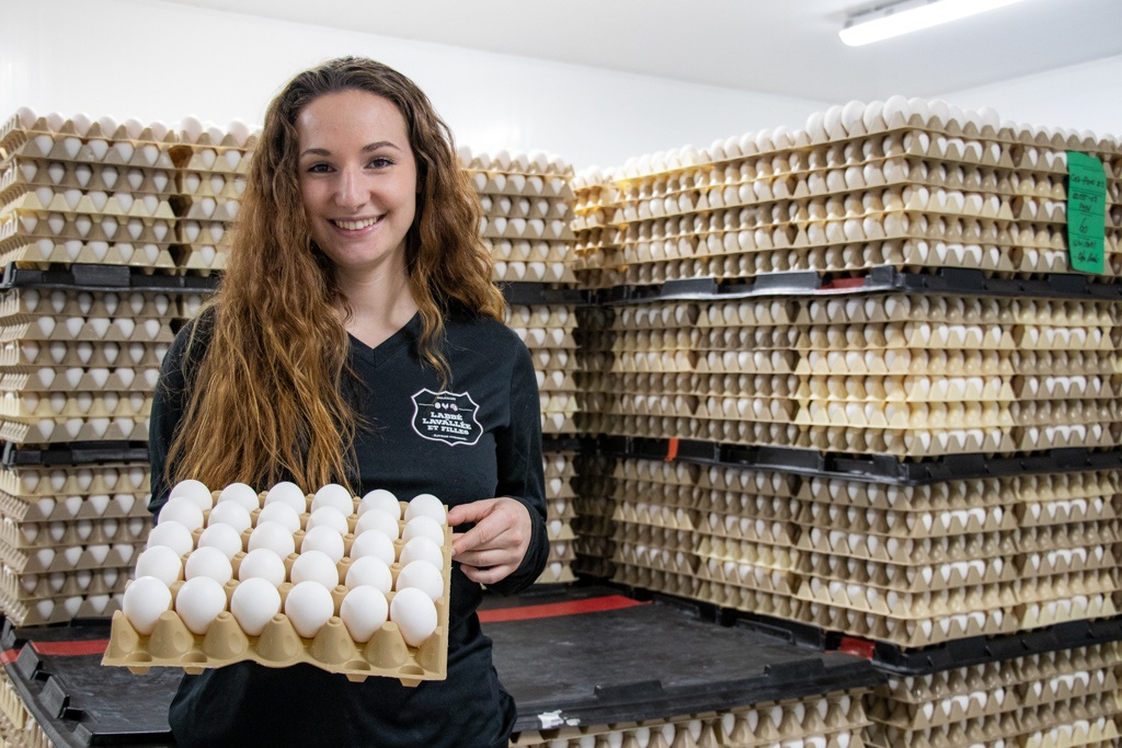 Mérédith Lavallée présentant des oeufs.